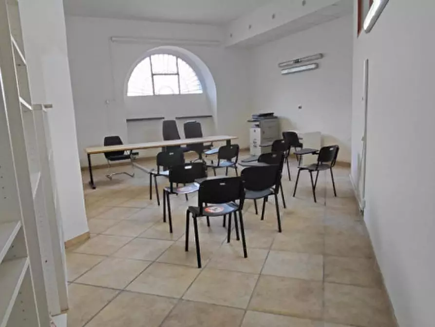 Immagine 19 di Attività commerciale in affitto  in Corso Arnaldo Lucci 54 a Napoli
