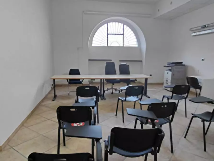 Immagine 20 di Attività commerciale in affitto  in Corso Arnaldo Lucci 54 a Napoli