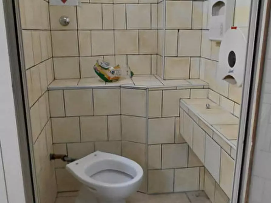 Immagine 21 di Attività commerciale in affitto  in Corso Arnaldo Lucci 54 a Napoli