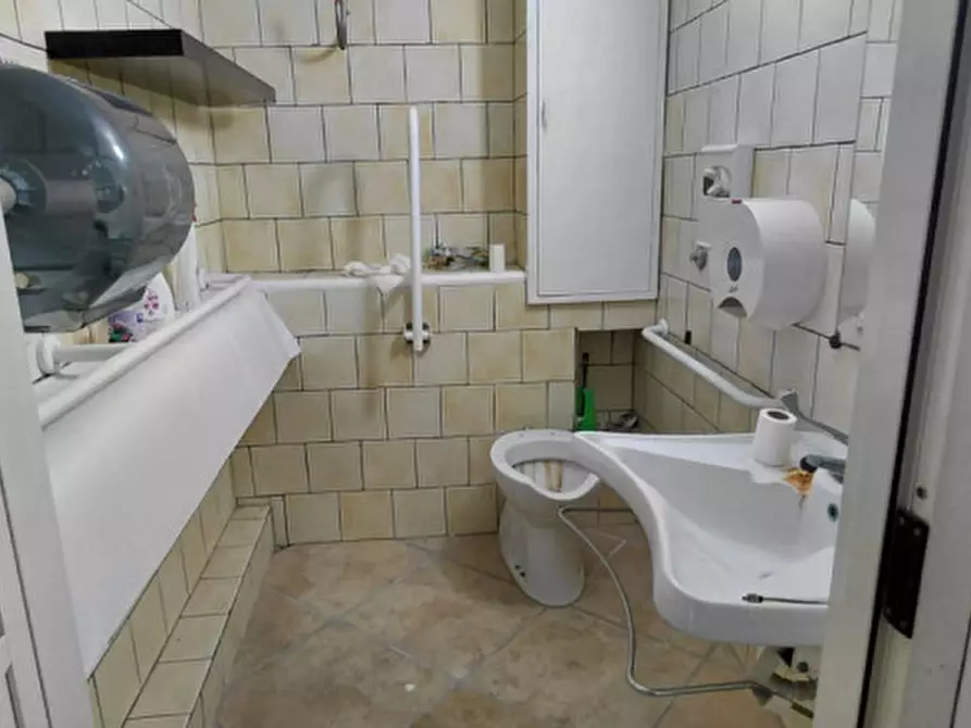 Immagine 22 di Attività commerciale in affitto  in Corso Arnaldo Lucci 54 a Napoli