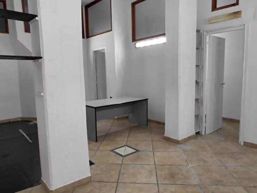 Immagine 23 di Attività commerciale in affitto  in Corso Arnaldo Lucci 54 a Napoli