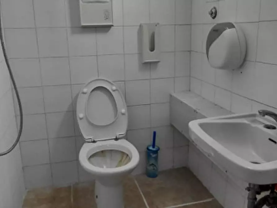 Immagine 25 di Attività commerciale in affitto  in Corso Arnaldo Lucci 54 a Napoli