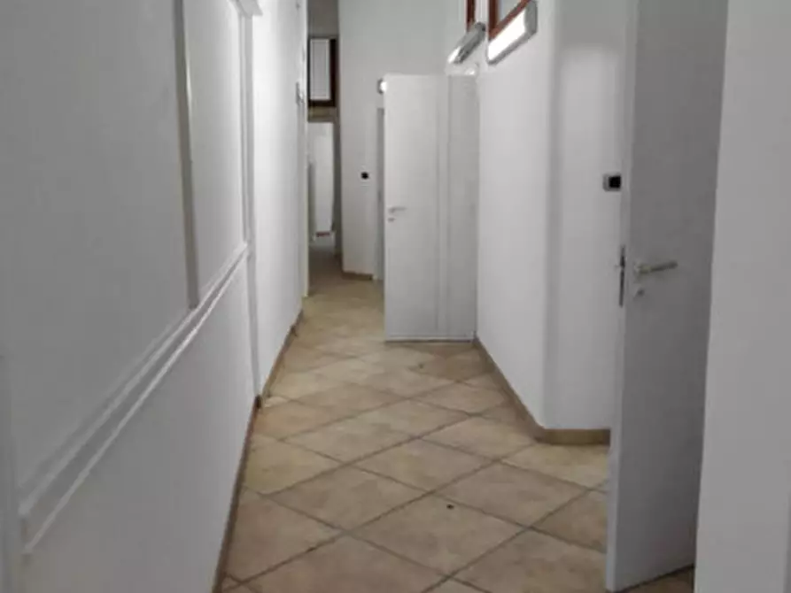 Immagine 27 di Attività commerciale in affitto  in Corso Arnaldo Lucci 54 a Napoli