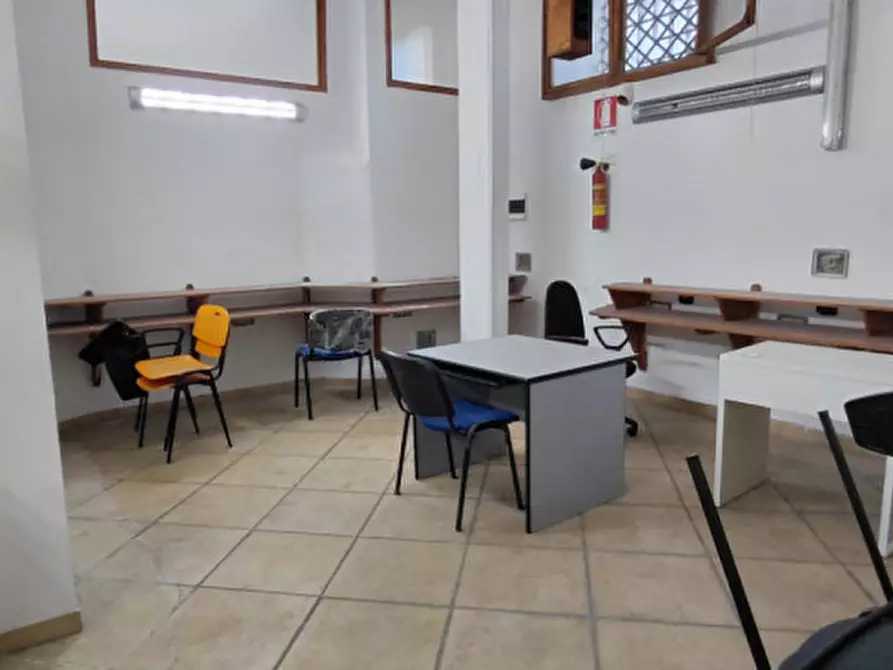Immagine 28 di Attività commerciale in affitto  in Corso Arnaldo Lucci 54 a Napoli