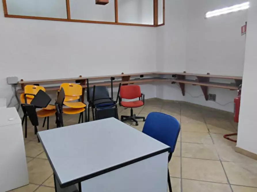 Immagine 29 di Attività commerciale in affitto  in Corso Arnaldo Lucci 54 a Napoli