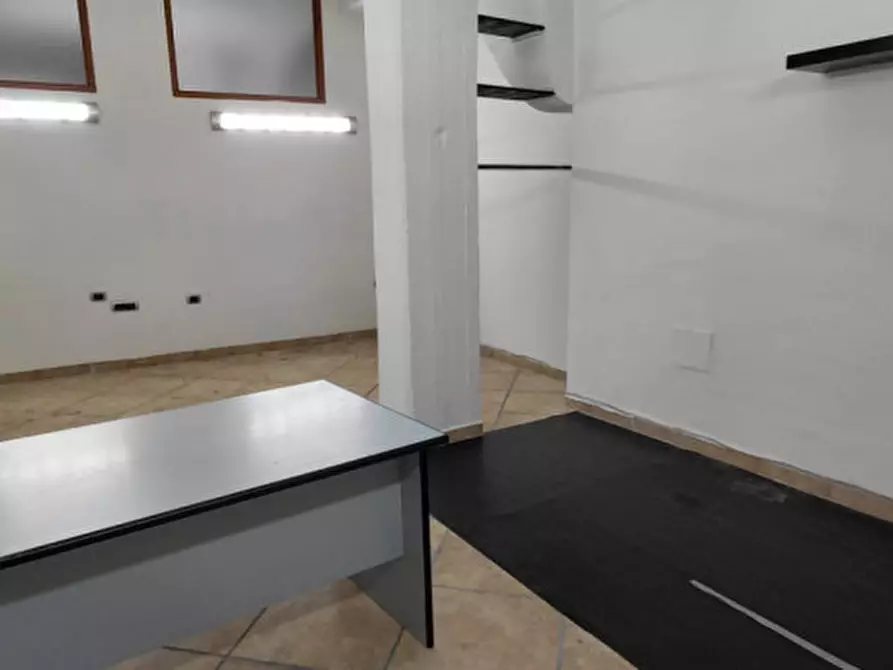 Immagine 30 di Attività commerciale in affitto  in Corso Arnaldo Lucci 54 a Napoli
