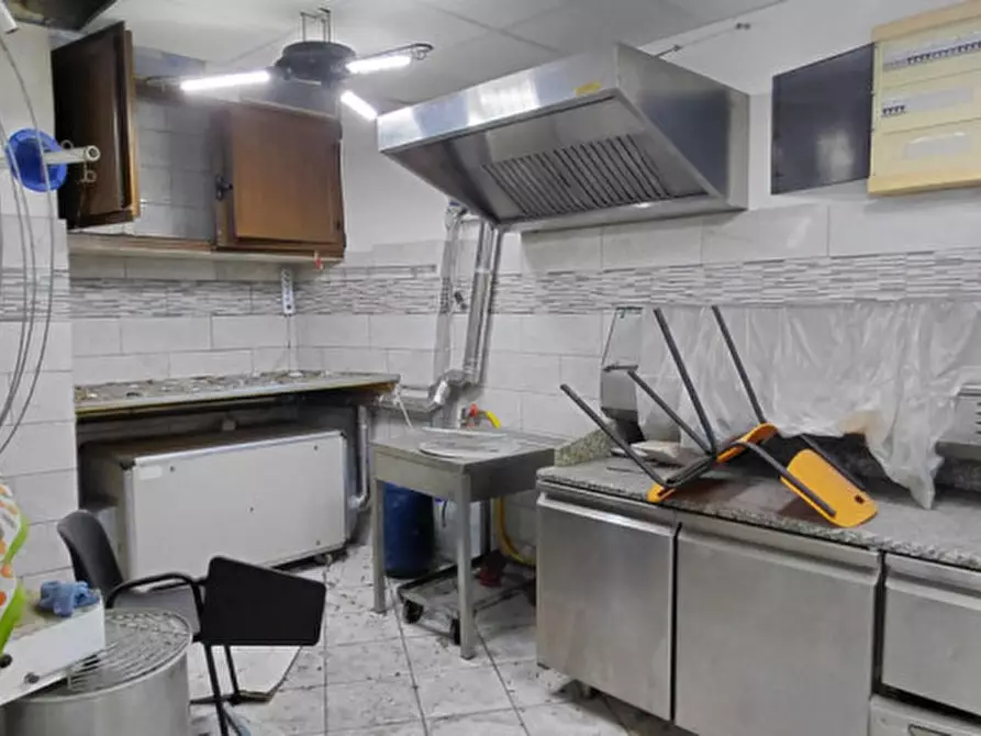 Immagine 38 di Attività commerciale in affitto  in Corso Arnaldo Lucci 54 a Napoli