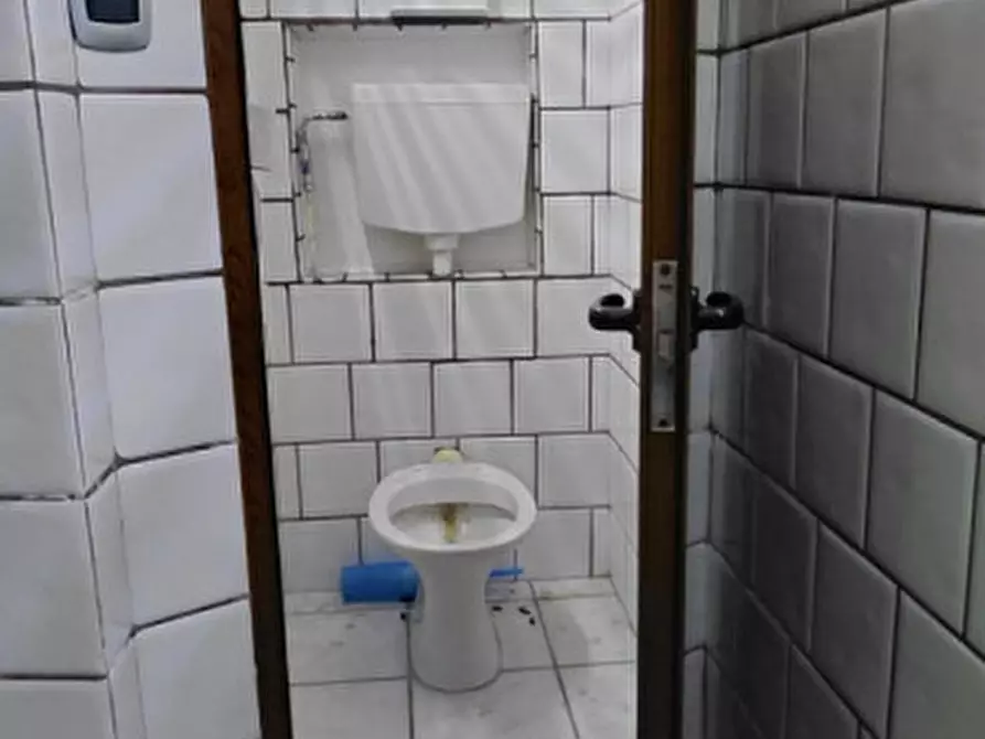 Immagine 44 di Attività commerciale in affitto  in Corso Arnaldo Lucci 54 a Napoli