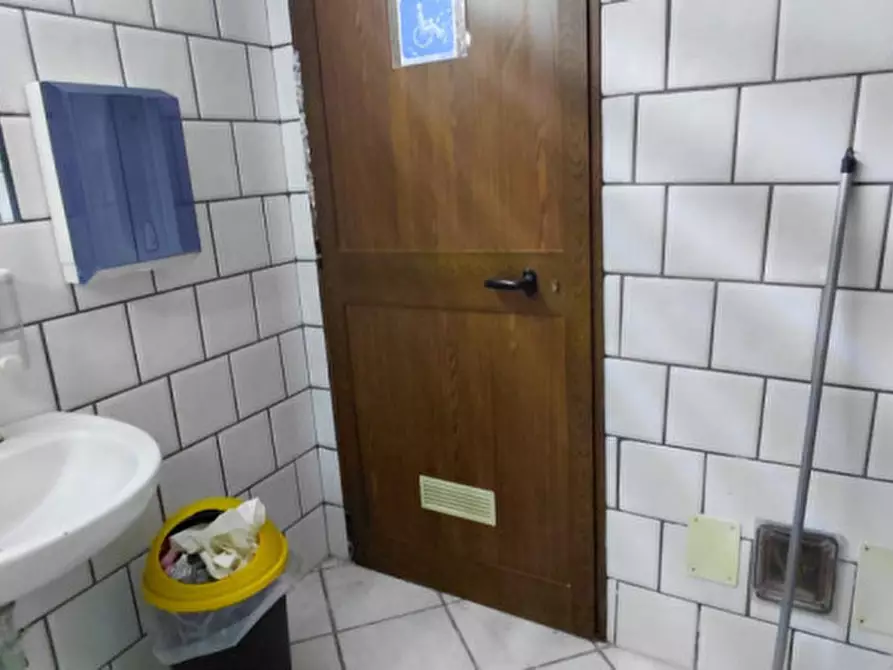 Immagine 45 di Attività commerciale in affitto  in Corso Arnaldo Lucci 54 a Napoli