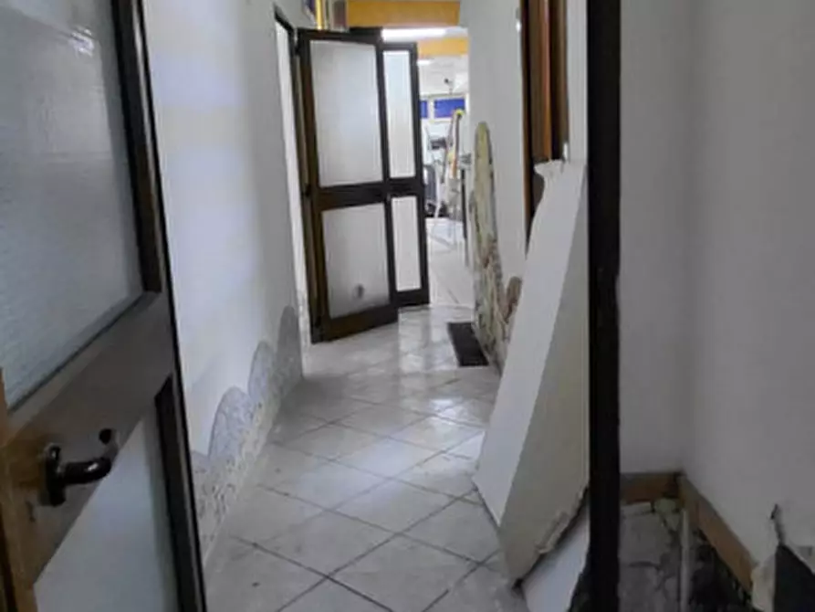 Immagine 49 di Attività commerciale in affitto  in Corso Arnaldo Lucci 54 a Napoli