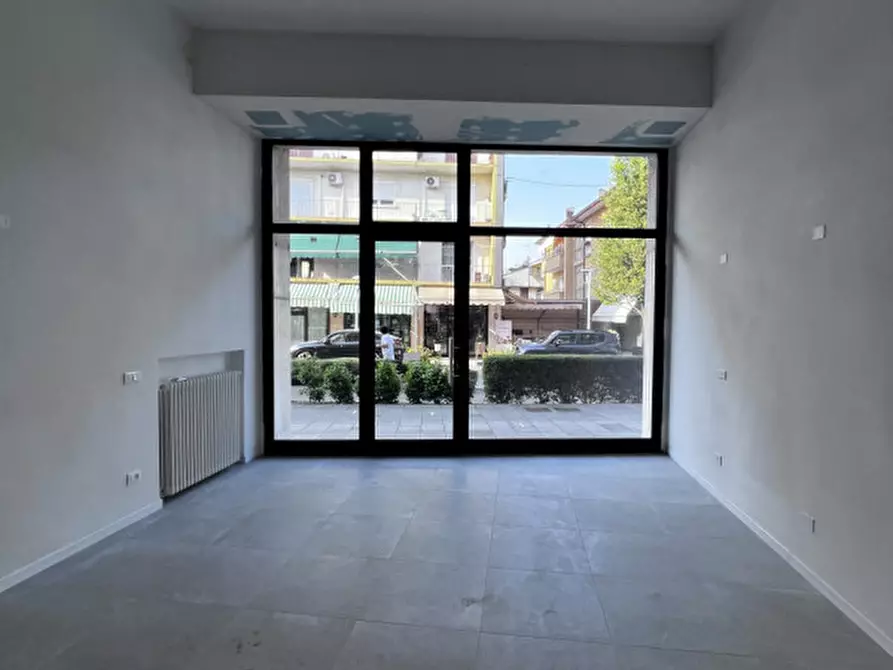 Immagine 2 di Negozio in affitto  in Viale Stazione a Montegrotto Terme