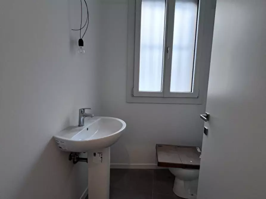 Immagine 5 di Negozio in affitto  in Viale Stazione a Montegrotto Terme