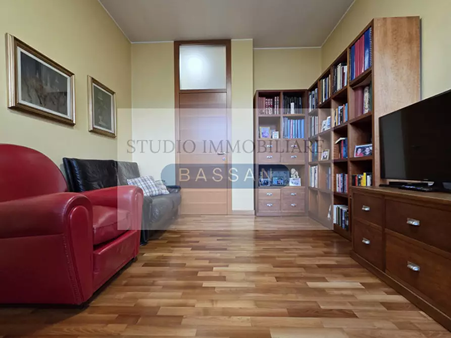 Immagine 6 di Bed & Breakfast in vendita  in via  Tevere 4 a Lonate Pozzolo