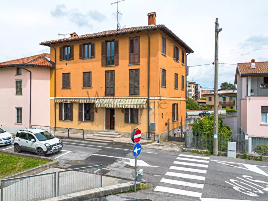 Immagine 2 di Negozio in vendita  in via trento 9 a Erba
