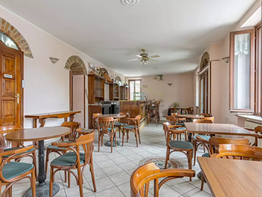 Immagine 5 di Negozio in vendita  in via trento 9 a Erba