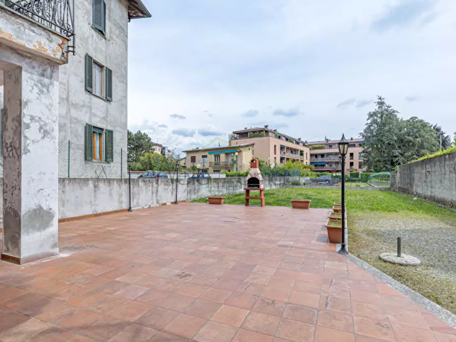 Immagine 19 di Negozio in vendita  in via trento 9 a Erba