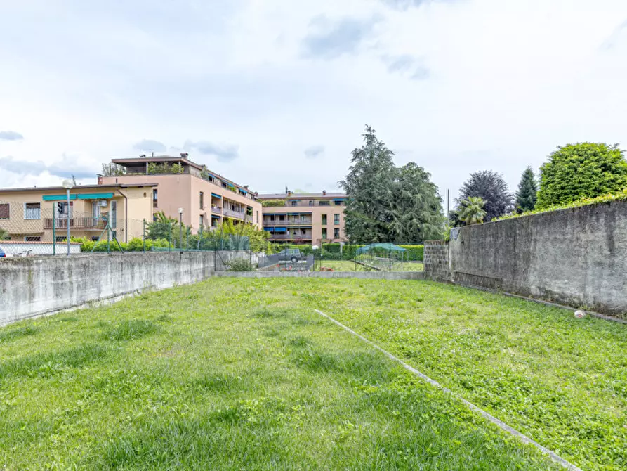 Immagine 20 di Negozio in vendita  in via trento 9 a Erba