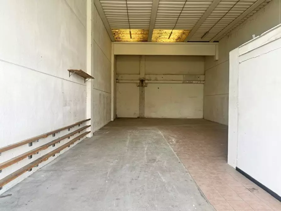 Immagine 1 di Capannone industriale in vendita  in Via Vò di Placca a Due Carrare