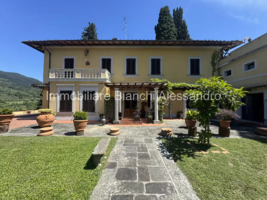 Immagine 1 di Villa in vendita  in Via di Capornia 1 a Firenze