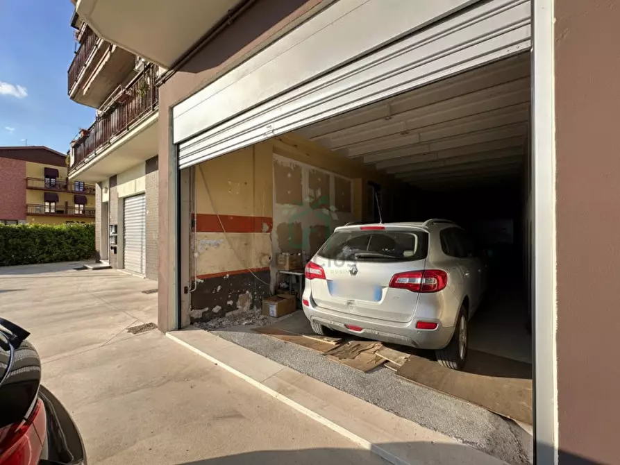 Immagine 2 di Negozio in affitto  in Via Bell'Italia a Peschiera Del Garda