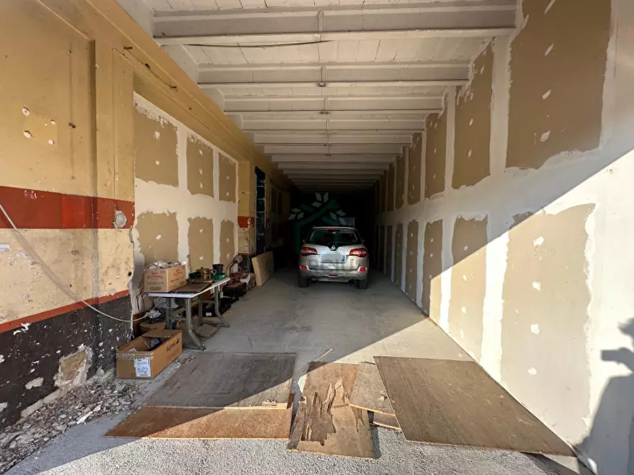 Immagine 3 di Negozio in affitto  in Via Bell'Italia a Peschiera Del Garda