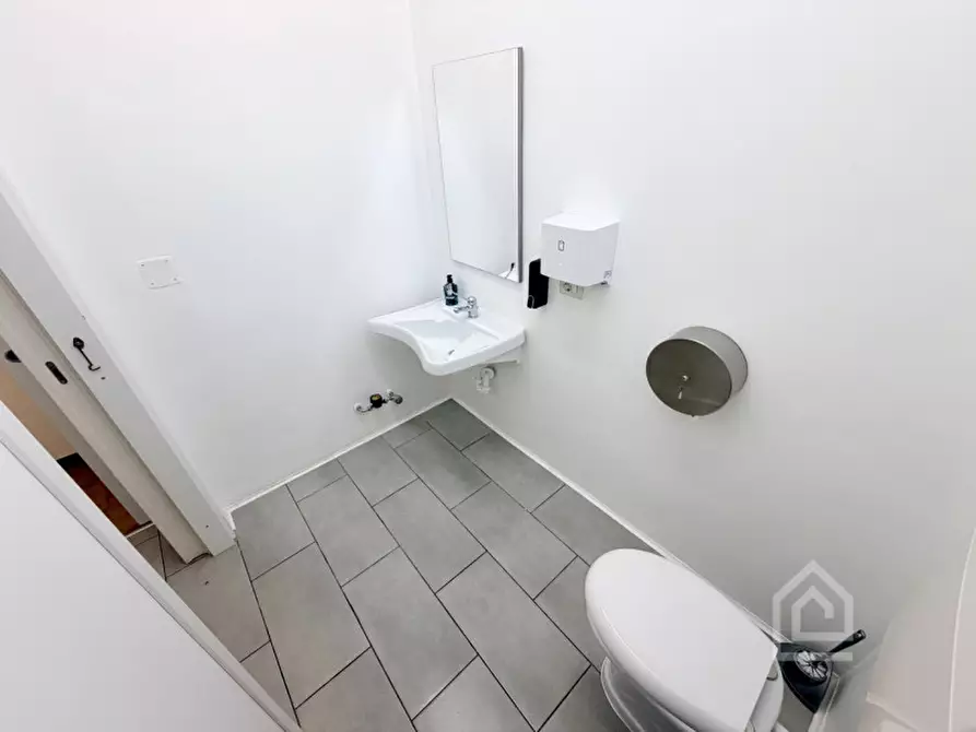 Immagine 13 di Attività commerciale in vendita  in Via Italia 4 a Chivasso