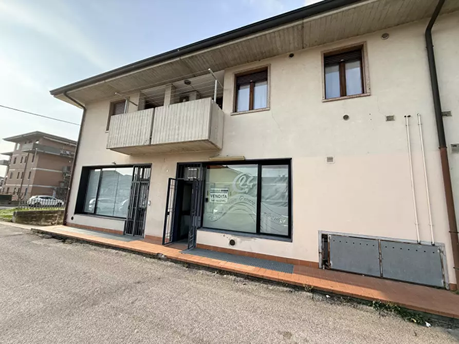 Immagine 5 di Negozio in vendita  in Via Cesare Battisti a San Giovanni Lupatoto
