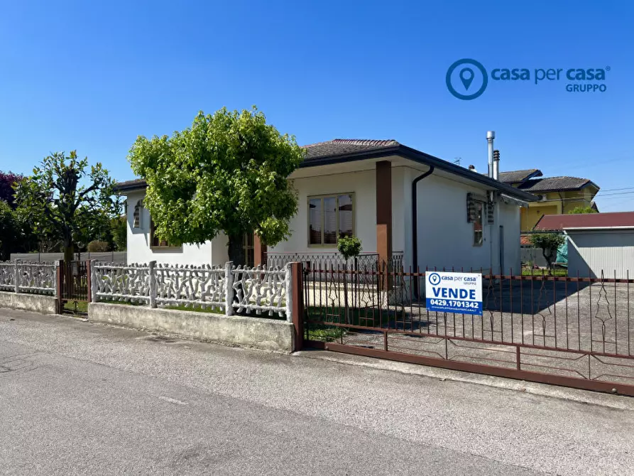 Immagine 1 di Casa indipendente in vendita  in Via Vivaldi 42 a Solesino