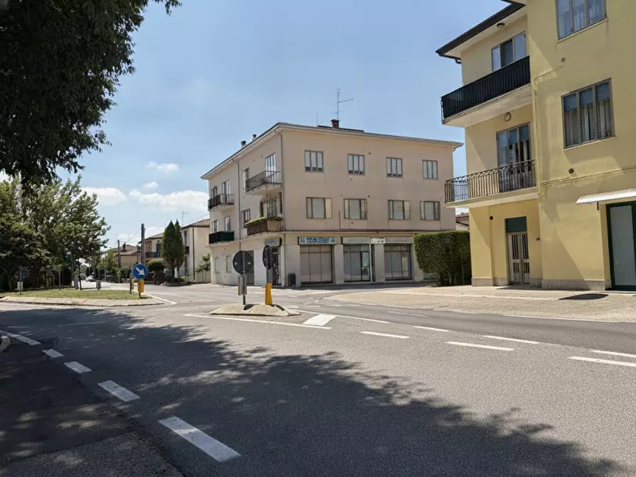 Immagine 3 di Appartamento in vendita  in Via Vittorio Veneto a Due Carrare