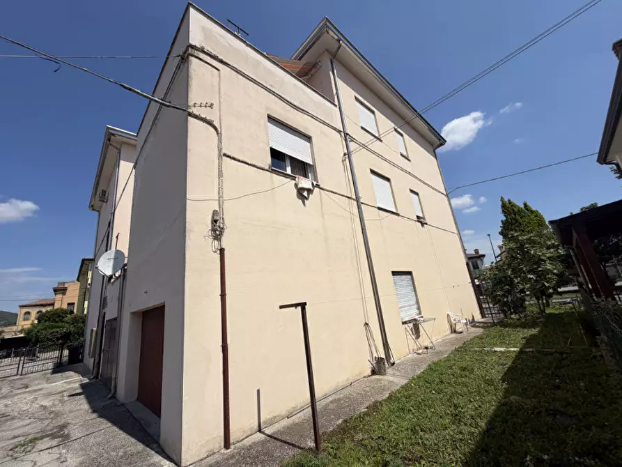 Immagine 5 di Appartamento in vendita  in Via Vittorio Veneto a Due Carrare