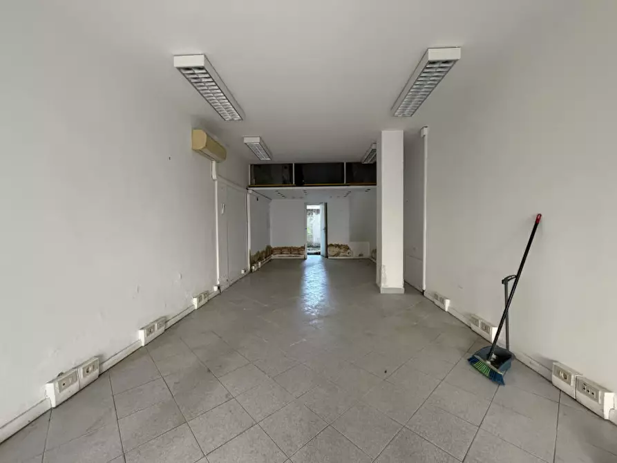 Immagine 3 di Negozio in vendita  in Corso Giuseppe Mazzini a Livorno