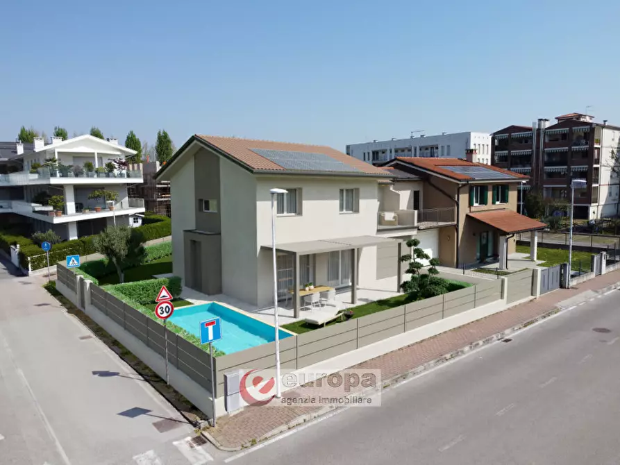Immagine 1 di Villa in vendita  in Via Martiri della Foibe a Monticello Conte Otto