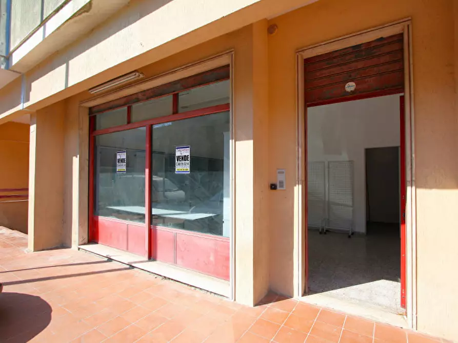 Immagine 1 di Negozio in vendita  in Via Roma a Matino