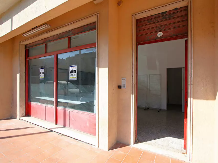 Immagine 17 di Negozio in vendita  in Via Roma a Matino