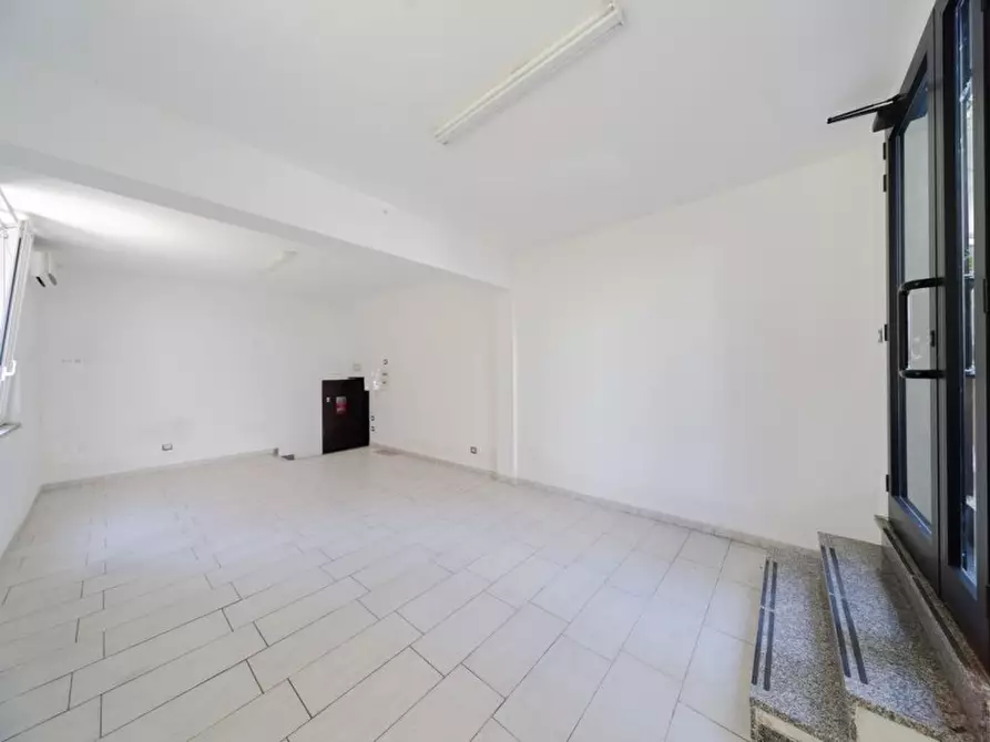 Immagine 4 di Negozio in affitto  in Viale Romagna 43 a Monza