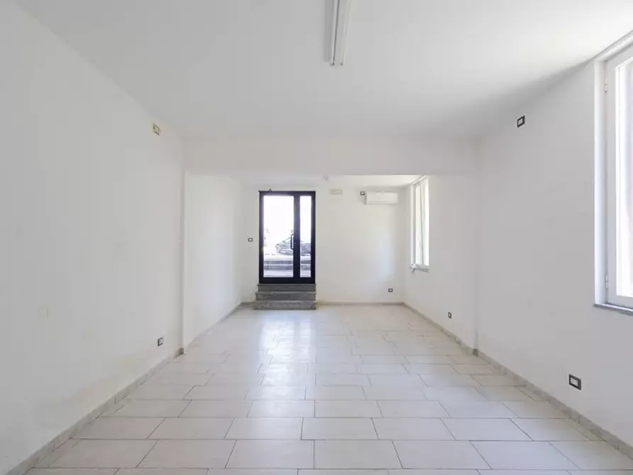 Immagine 7 di Negozio in affitto  in Viale Romagna 43 a Monza