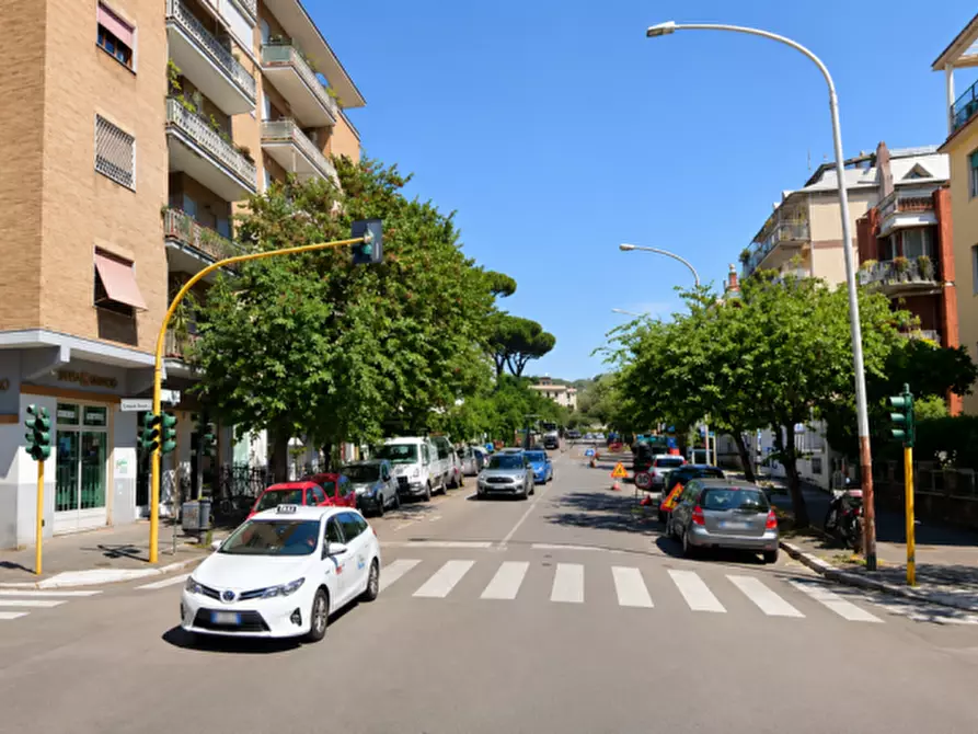 Immagine 1 di Attività commerciale in vendita  in Via Giacinto Carini a Roma