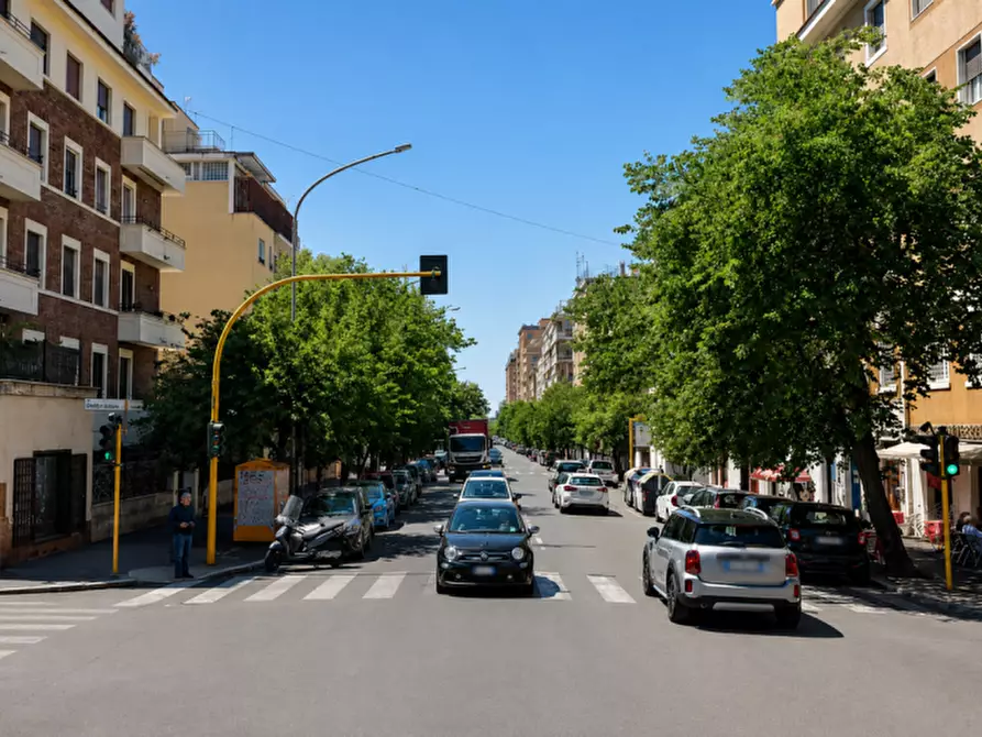 Immagine 3 di Attività commerciale in vendita  in Via Giacinto Carini a Roma