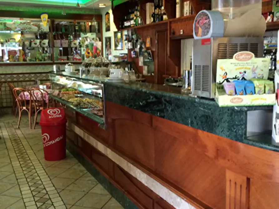 Immagine 4 di Attività commerciale in vendita  in Via Giacinto Carini a Roma