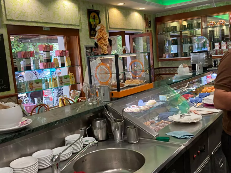 Immagine 7 di Attività commerciale in vendita  in Via Giacinto Carini a Roma