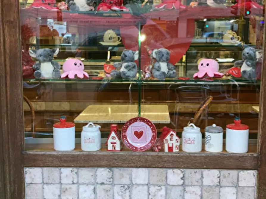 Immagine 10 di Attività commerciale in vendita  in Via Giacinto Carini a Roma