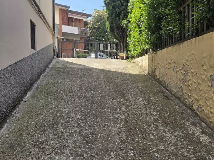 Immagine 10 di Garage in vendita  in via della casella 28 a Firenze