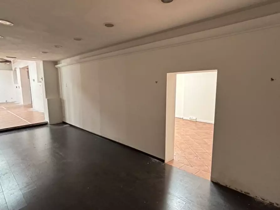 Immagine 31 di Negozio in affitto  in VIA LULLI a Firenze