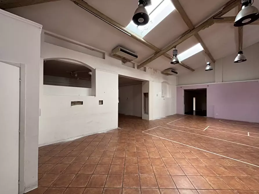 Immagine 36 di Negozio in affitto  in VIA LULLI a Firenze