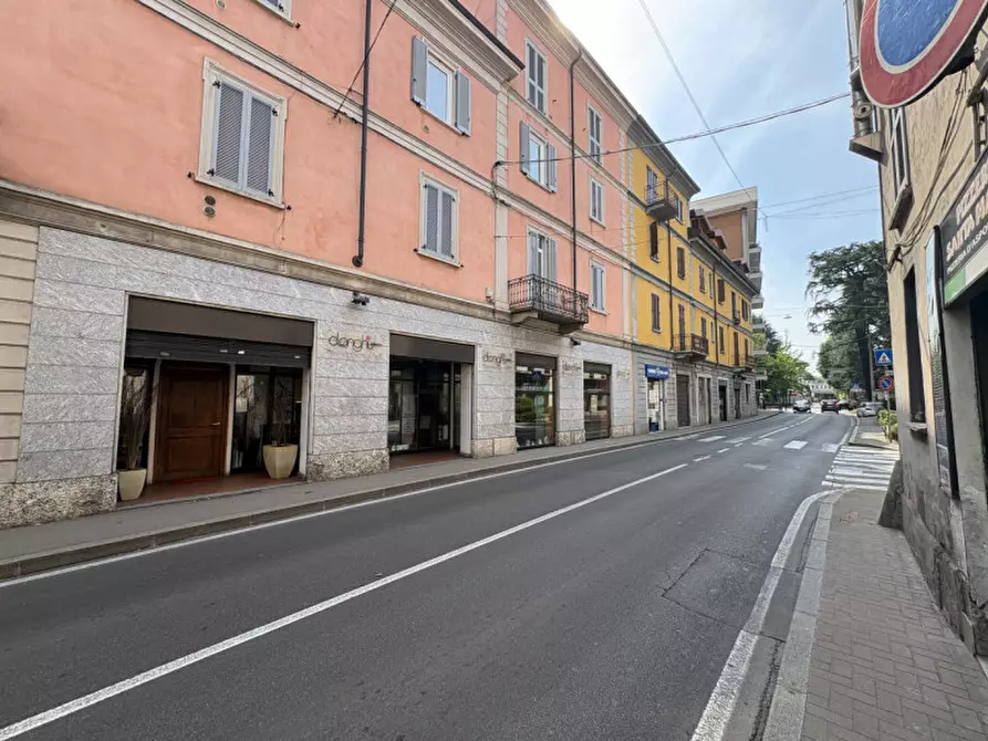 Immagine 1 di Negozio in vendita  in Via Caduti della Liberazione a Saronno