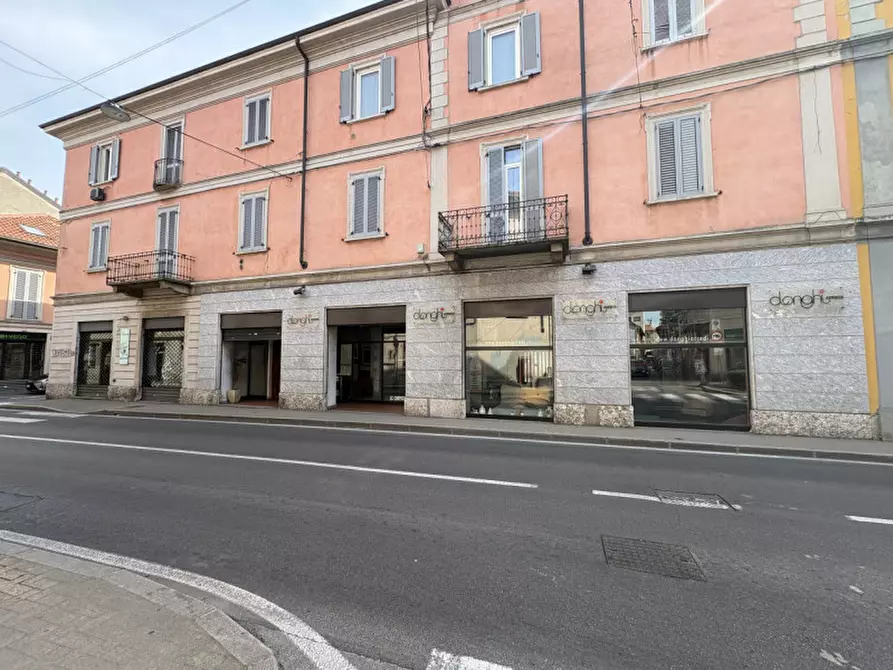 Immagine 2 di Negozio in vendita  in Via Caduti della Liberazione a Saronno