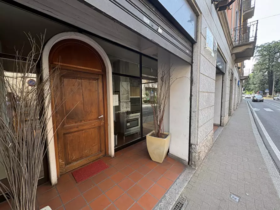 Immagine 3 di Negozio in vendita  in Via Caduti della Liberazione a Saronno