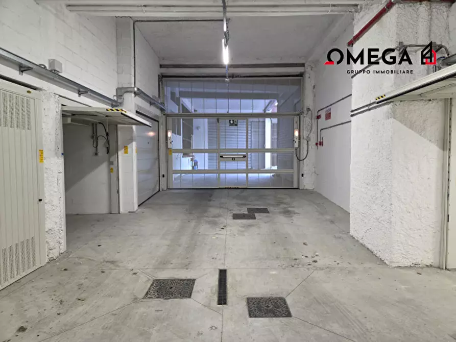 Immagine 1 di Garage in vendita  in Viale dell'Ippodromo 2-2A a Trieste