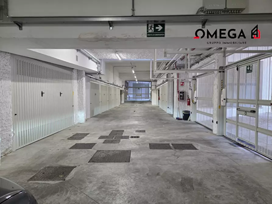 Immagine 2 di Garage in vendita  in Viale dell'Ippodromo 2-2A a Trieste