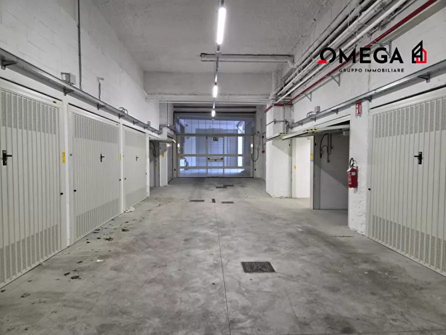 Immagine 3 di Garage in vendita  in Viale dell'Ippodromo 2-2A a Trieste